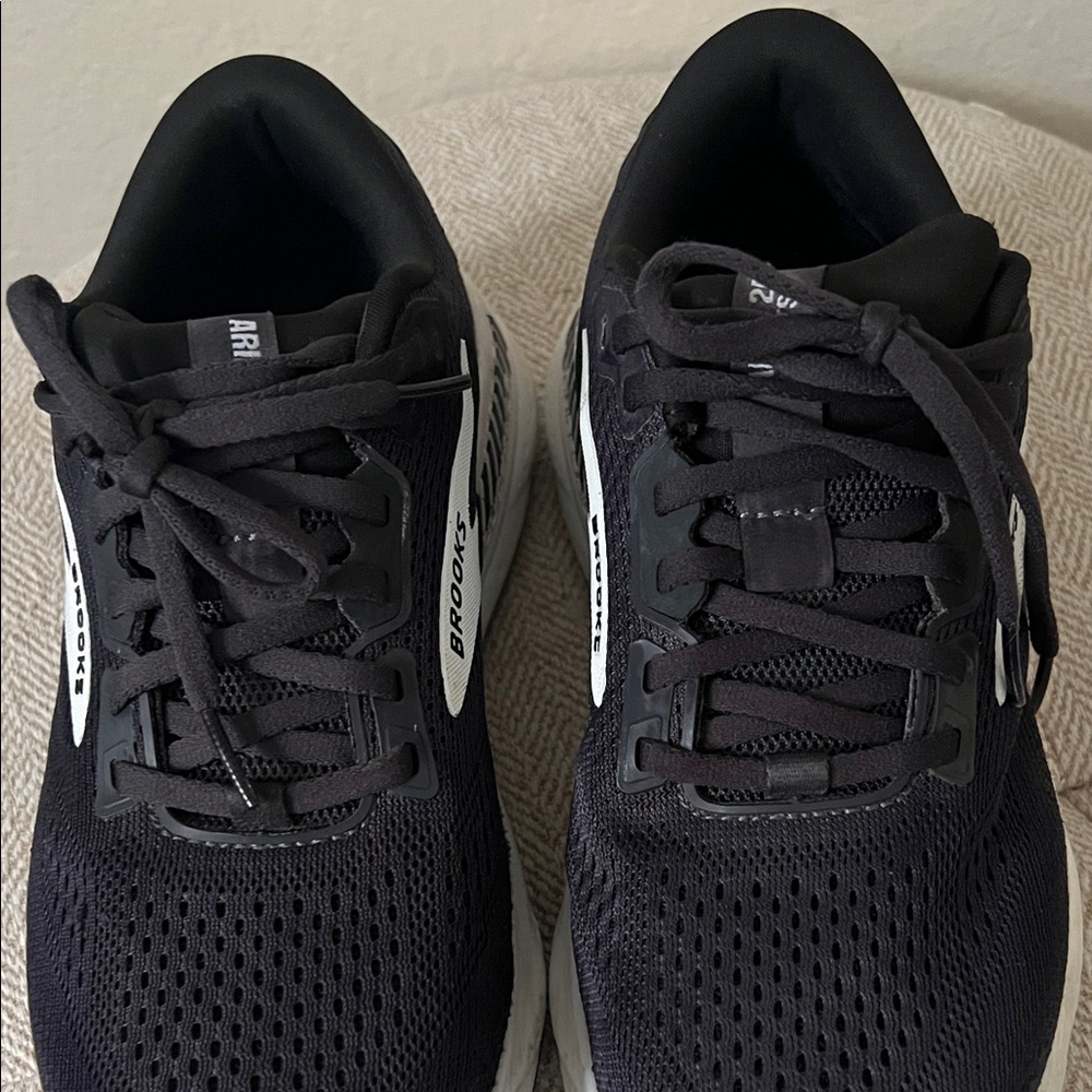 Brooks Ariel GTS 24 Black and White Running Shoes in Size 8 - Picture 8 of 15